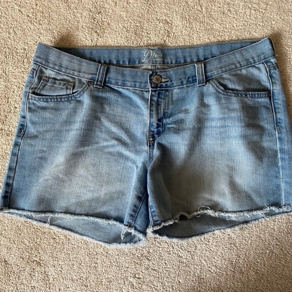 Plus size shorts - Picture 1 of 4